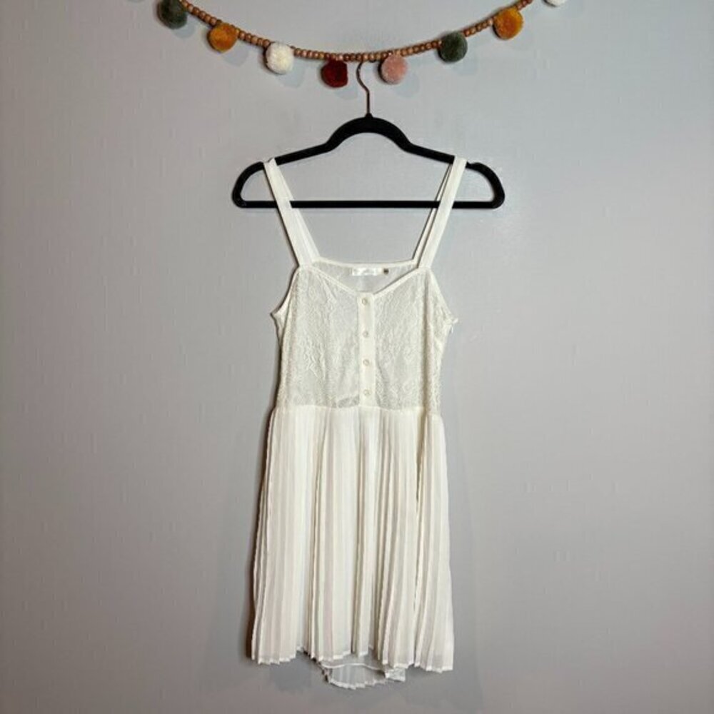 Millau white lacy pleated dress